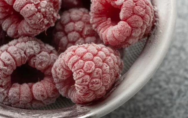 Можно ли есть ягоды, если они лежат в морозилке несколько лет? Подумайте дважды