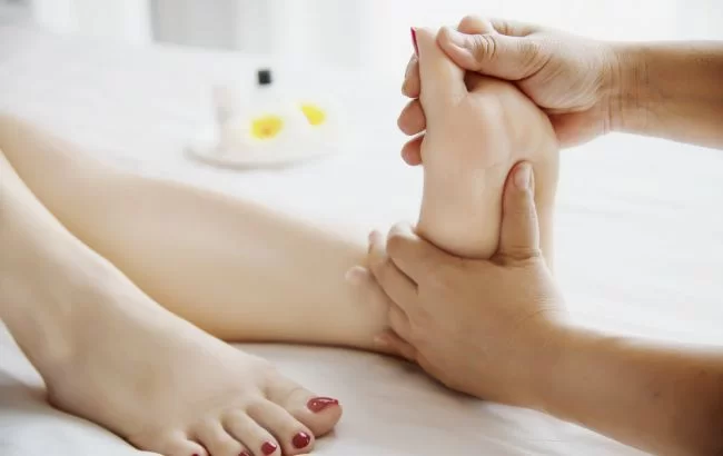 Этот простой массаж ног защитит вас от варикоза. Вот как его делать