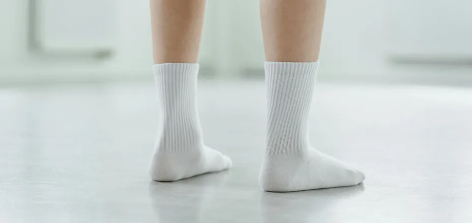 Эффективные лайфхаки: как вернуть носкам белый цвет