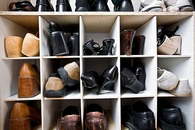 Как хранить много обуви в маленьком шкафу: гениальный лайфхак
