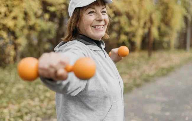 Диетолог назвал 7 правил, которые обеспечат активное долголетие женщинам