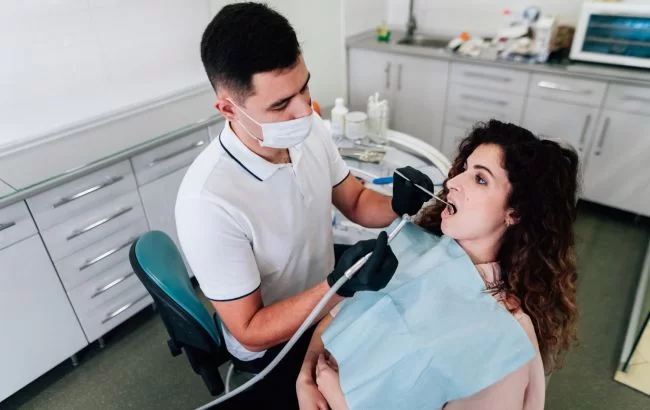 Даже обезболивающее не поможет: стоматолог назвала 5 симптомов тяжелого состояния
