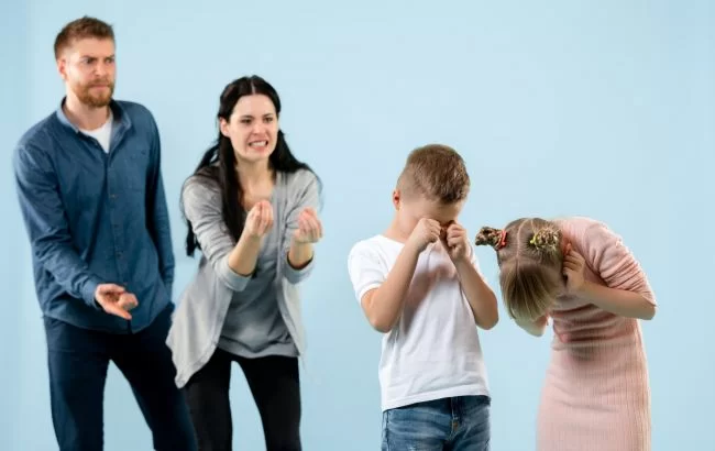 7 признаков токсичных родителей, которые портят жизнь детям, даже не осознавая этого