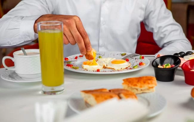Почему лучше избегать бесплатных завтраков в отеле: вся правда